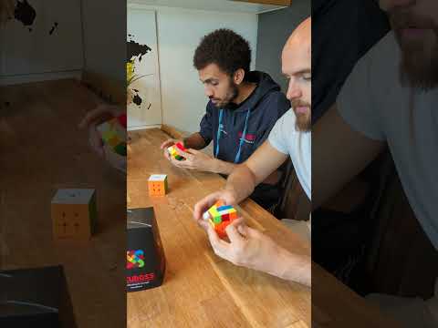 Tävling i Rubik's kub - Daniel försöker lösa 2 kuber medan Viktor löser 1