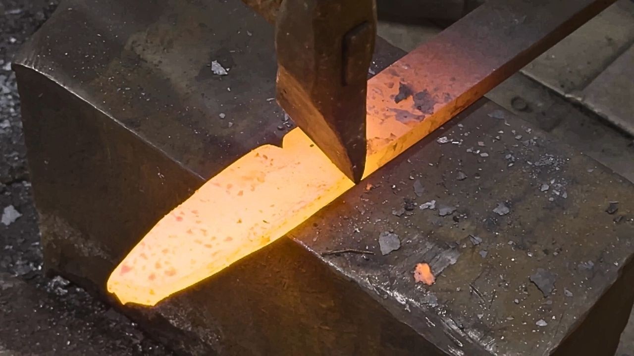 日本の打刃物、和包丁を作るプロセス。明治時代から引き継がれる伝統の技術。