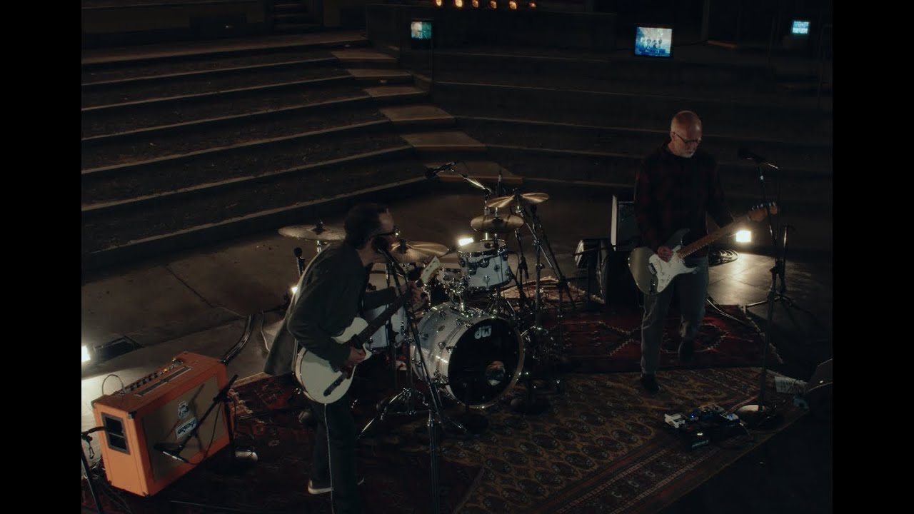Bob Mould and Fred Armisen Perform the Hüsker Dü Classic “I Apologize”