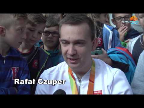 Fajerwerki, szampan, gratulacje i autografy. Wielkie powitanie Rafała Czupra w Raczkach Fajerwerki, szampan, gratulacje i autografy. Wielkie powitanie Rafała Czupra w Raczkach