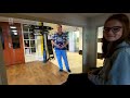 De corona kletskar rijdt je door het afgesloten verzorgingshuis