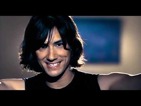 Το ποπ τραγούδι "Black Black Heart" ["Μαύρη μαύρη καρδιά"] (2001) του Καναδού [[#David Usher [Ντέιβιντ Άσερ]#]], με φωνητικά της [[#Julie Galios [Τζούλι Γκάλιος]#]], ενσωματώνει στο ρεφρέν ως μουσικό δείγμα το "Ντουέτο των λουλουδιών" [«Sous le dôme épais»] από την οπερά-κωμίκ Λακμέ [Lakmé] (1883) του [[#Léo Delibes [Λεό Ντελίμπ]#]]: δείγμα της επανανοηματοδότησης της οπερά-κωμίκ στη δημοφιλή μουσική.
