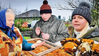 Download lagu Жизнь в Деревне: Как Молодая Семья Восстанавливает Рамы и Делится Рецептом mp3