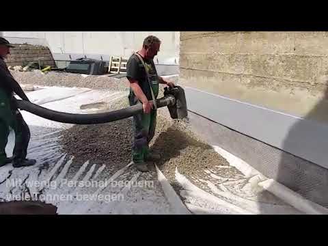 Schotter direkt in den Innenhof geblasen über 100 m weit.