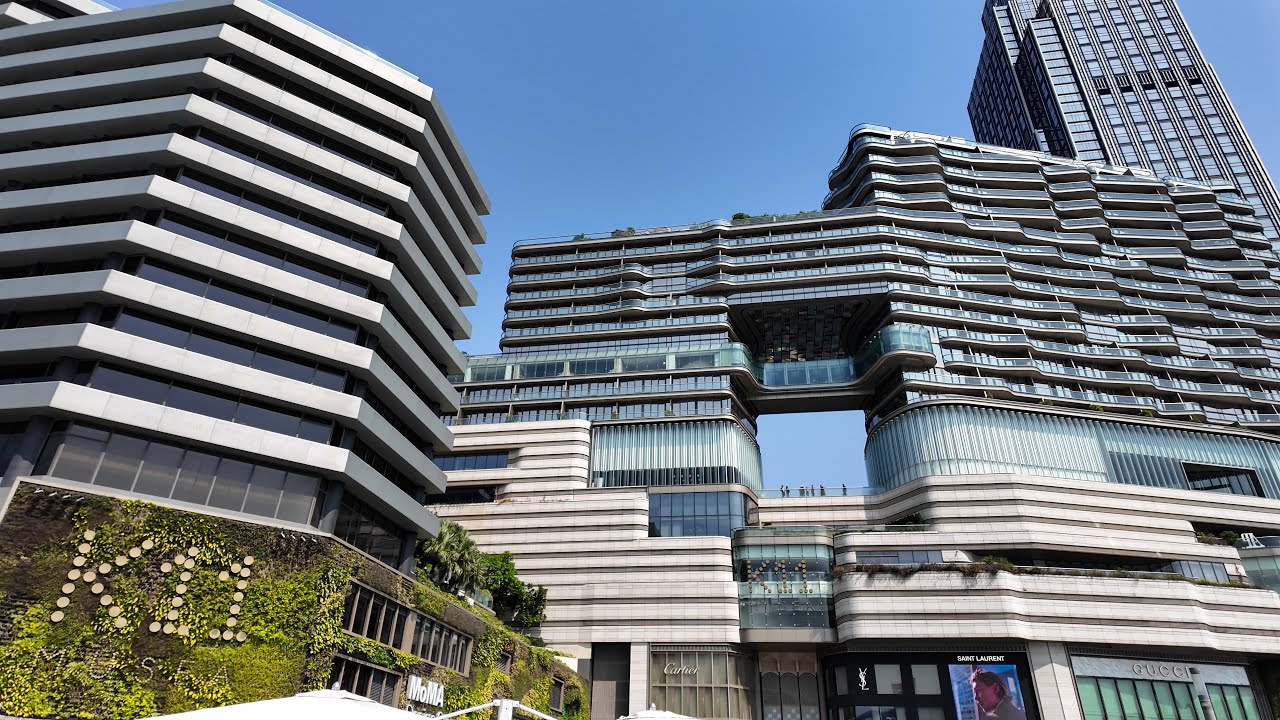 Walk with us through the art-filled halls of K11 MUSEA.