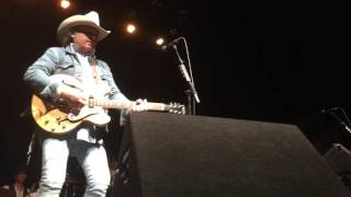 Ain&#39;t That Lonely Yet and Liar  - Dwight Yoakam - Georgia Theatre - July 11, 2017