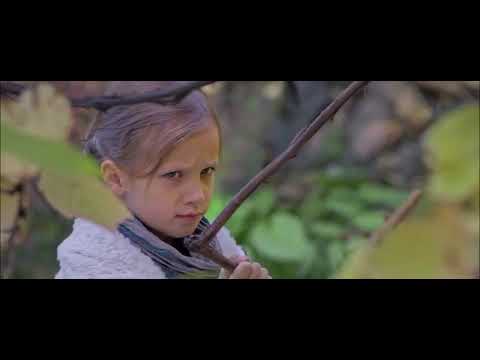 Little Girl Hidden Under The Table Funny - Ближе, чем кажется (2015)