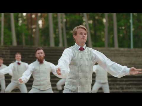 Valmieras estrādes jaunās grīdas slogošana. Dejo TDA "Gauja"