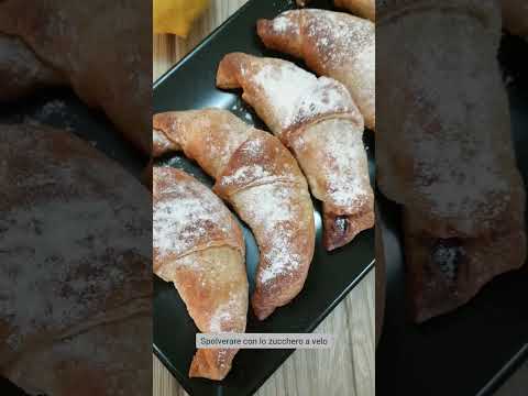 Cornetti di sfoglia ripieni, una dolce tentazione da non perdere