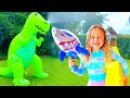 Nastya e o pai brincam com brinquedos in Nastya e o pai brincam com brinquedos in