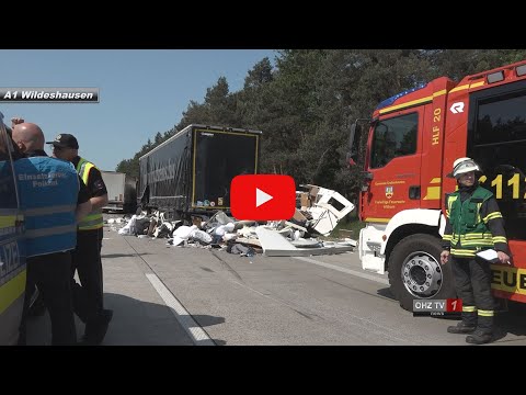 Wohnmobil wird völlig zertrümmert und ist kaum noch als solches zu erkennen