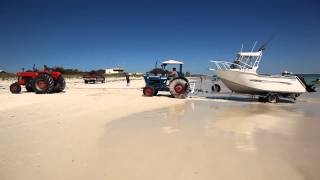 preview picture of video 'Lancelin tractor pulls bogged tractor from surf'