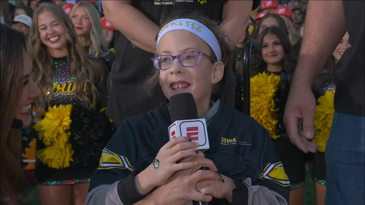 College GameDay commends Iowa's iconic 'Hawkeye Wave' tradition 🙏