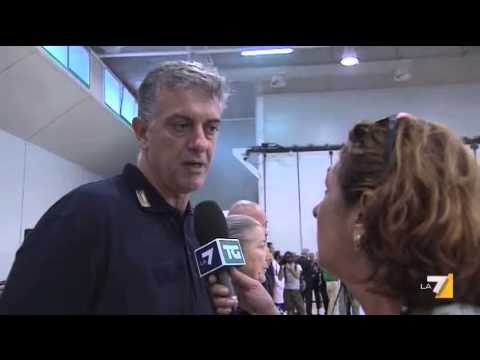 Lampedusa, 111 bare senza nome nell' hangar dell' aeroporto