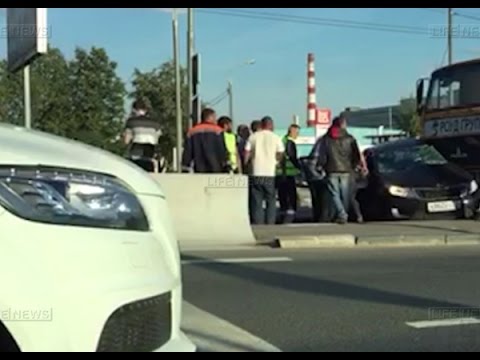 Один человек погиб в ДТП с грузовиком на западе Москвы