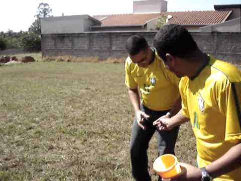 Brasil e Holanda - destruicao da vuvuzela (o Murilo até rasgou a calca)