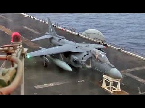 Viralul mileniului: un avion de v&acirc;nătoare pierde o roată la decolare și aterizează pe un scaun montat pe un portavion!