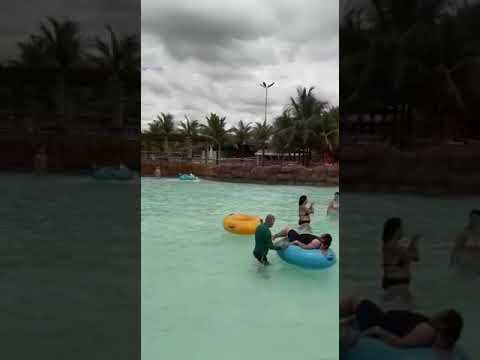 Praia com águas termais no Parque aquático Termas dos Laranjais em Olímpia