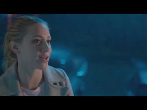 Betty and Jughead kiss