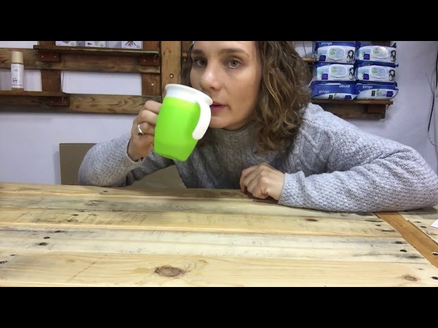 Vídeo relacionado con JFA Supplies Vaso para beber, vaso de precipitados, taza para adultos discapacitados con asas de fácil agarre, boquilla antisalpicaduras y tapa de viaje