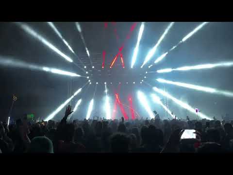 Carl Cox is playing Vikthor - That Place [23rd Century] at Seismic Dance Event