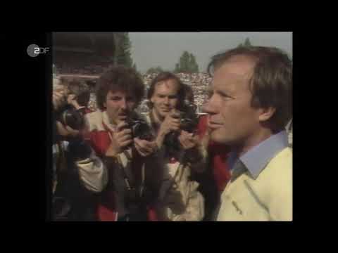 1983/1984 Reporter jagen Trainer Helmut Benthaus .. und einer stürzt ...