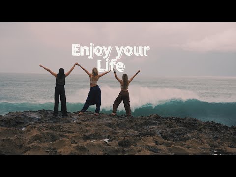 Kaya Milu and Moana, Shooting day on the beach |