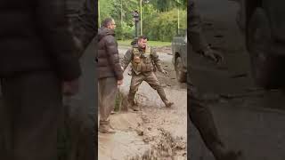 Peatones deben cruzar con ayuda de carabineros durante aluvión