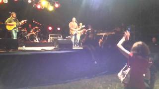 Phil Stacey singing Be Good To Each Other Live @ Vickipaloo