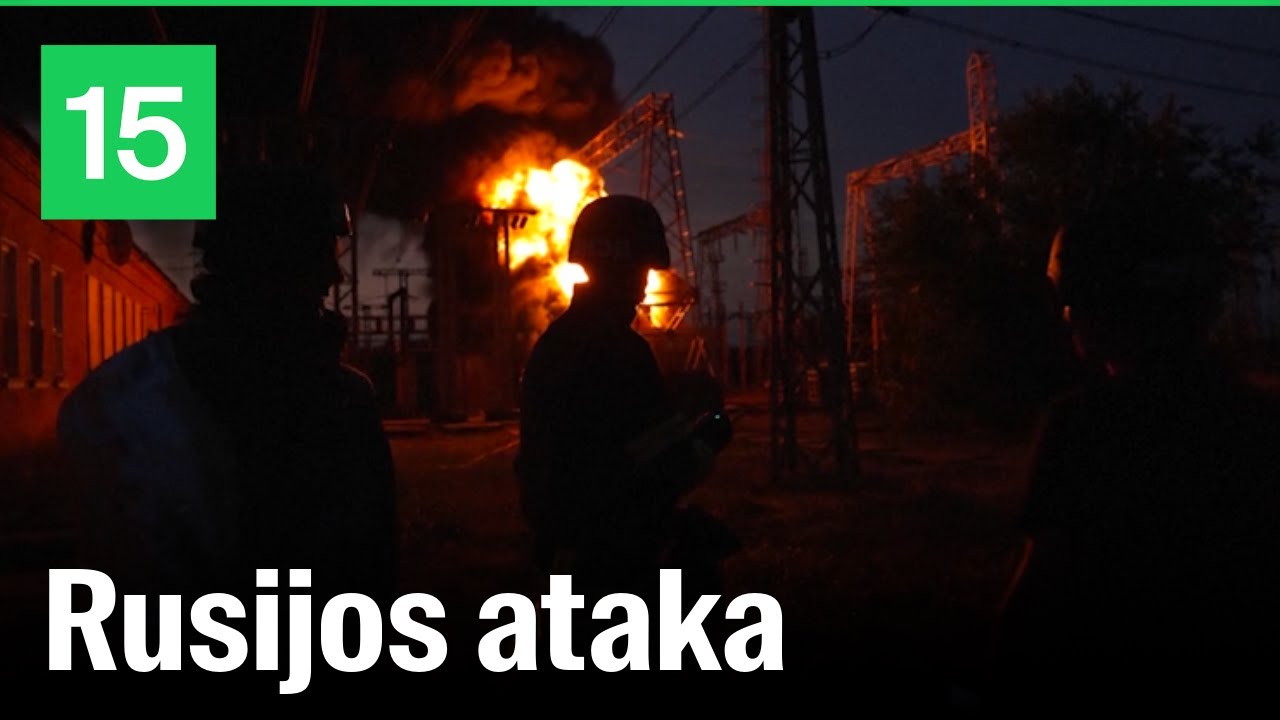 Po Rusijos atakos pirmadienį Ukrainos gelbėtojai gesina liepsnas degančioje elektros pastotėje