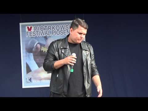 Mateusz Włodarczyk śpiewa utwór Czerwonych Gitar