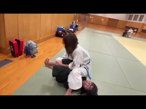 頑張れ女子柔術スパーリング