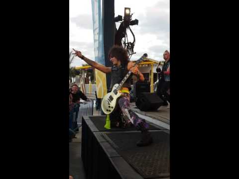 Velcro Pygmies - Chase West
