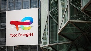 Protest gegen Spritpreise: Bauern kippen Gülle vor TotalEnergies-Raffinerie