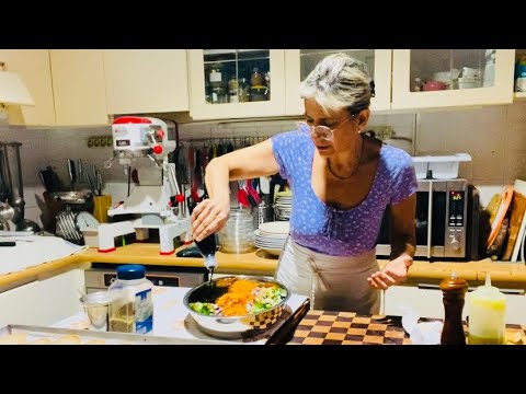 Con gli avanzi del lesso,insalata di pollo molto sfiziosa con bruschette.￼ economica e gustosa ￼