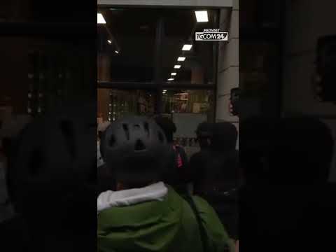 Milano, supermercato preso d'assalto e devastato