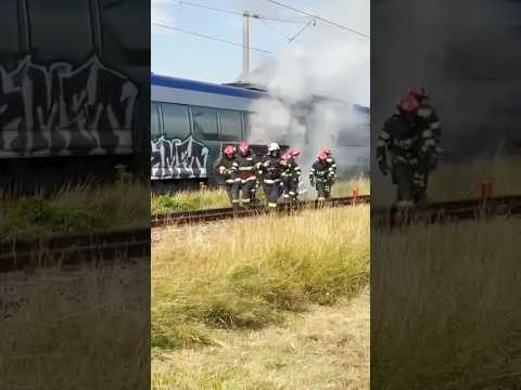 Trenul Regio Iași - Suceava în flăcări la Pașcani după ce locomotiva trenului a luat foc.