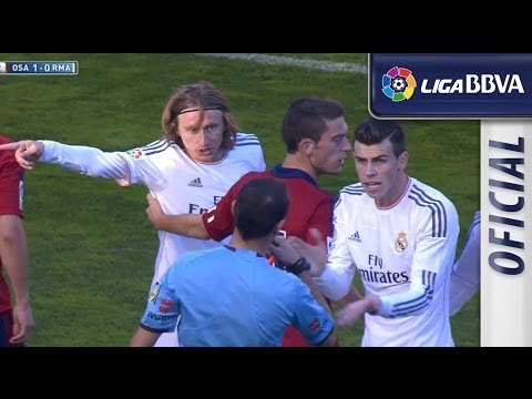 Arribas derriba a Modric dentro del área