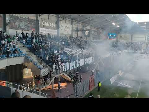 Lechia  rzuca racę na murawę