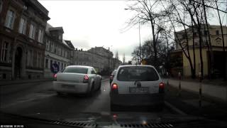 preview picture of video 'Nietypowy manewr kierowcy Chryslera 300C, Zielona Góra'