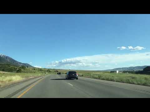 Utah, autoestrada I-15. Montanhas e colinas verdes e pastagens.
