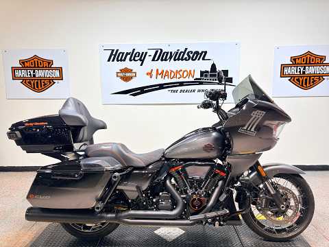 2025 FLTRXSE Harley-Davidson® CVO™ Road Glide® Raven Fade 135 Motor