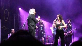 Download lagu The Bee Gees - Barry Gibb - Samantha Gibb 'How Can You Mend A Broken Heart' Live @ Sydney mp3