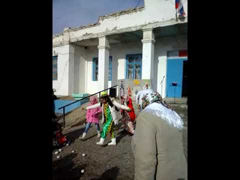 Дети на масленице  играют в снежки