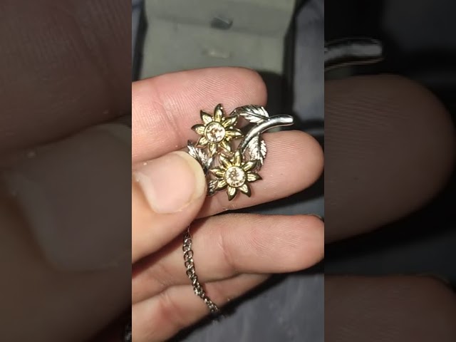 Vídeo relacionado con Unendlich U-Collar de mujer Colgante de diamante azul S925 Colgante de cadena transparente de plata esterlina Moda y exquisito