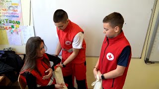 Доброволци към БМЧК Кърджали обучават ученици по първа долекарска помощ