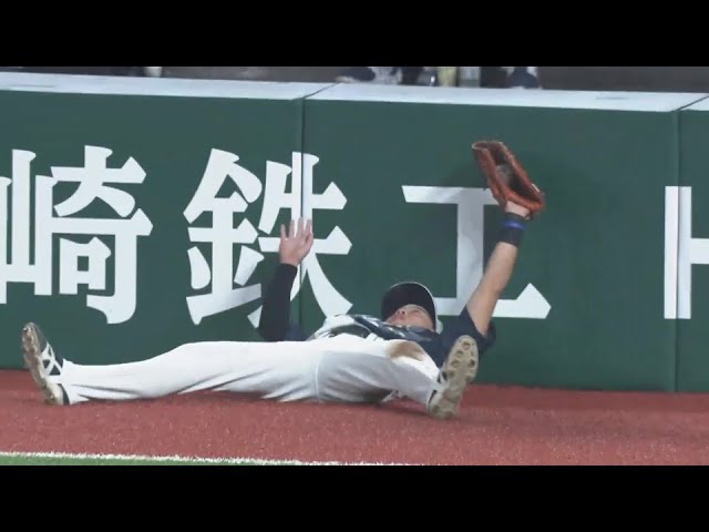 【7回表】後ろ向きでキャッチ!! ライオンズ・滝澤夏央 ファウルフライを倒れ込みながら捕球!!  2024年7月6日 埼玉西武ライオンズ 対 千葉ロッテマリーンズ