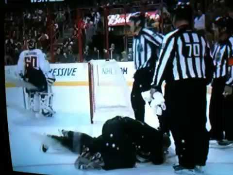 Ref gets hit in head flyers vs capitals