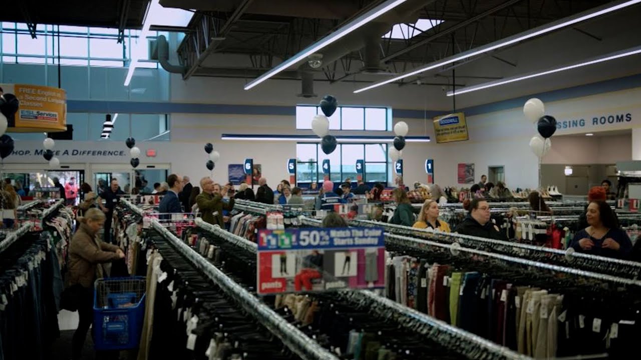 Long lines greet opening of new Bend Goodwill superstore near Costco