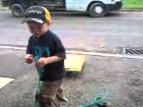 TOBY TROLLEY IN GARAGE JULY 2007.3GP